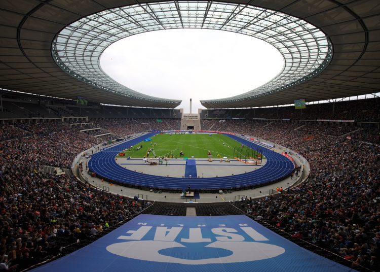 Volles Olympiastadion Berlin beim ISTAF mit der blauen Leichtathletikbahn