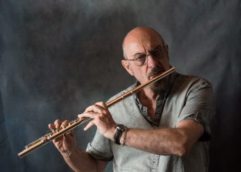 Musiker von Jethro Tull mit Querflöte für das Berlin-Konzert 2026 im Tempodrom