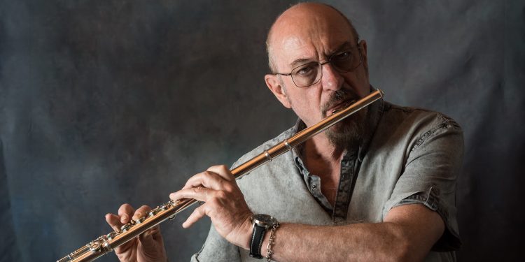 Musiker von Jethro Tull mit Querflöte für das Berlin-Konzert 2026 im Tempodrom