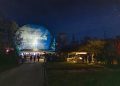 Zeiss-Großplanetarium bei der Langen Nacht der Astronomie in Berlin mit beleuchteter Kuppel und Besuchern am Abend