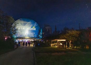 Zeiss-Großplanetarium bei der Langen Nacht der Astronomie in Berlin mit beleuchteter Kuppel und Besuchern am Abend