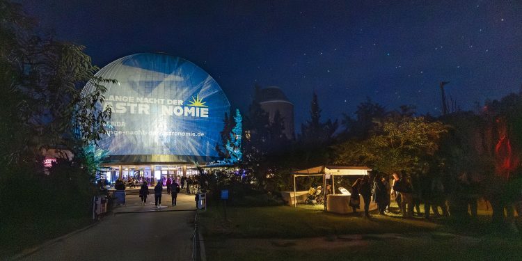 Zeiss-Großplanetarium bei der Langen Nacht der Astronomie in Berlin mit beleuchteter Kuppel und Besuchern am Abend