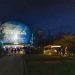 Zeiss-Großplanetarium bei der Langen Nacht der Astronomie in Berlin mit beleuchteter Kuppel und Besuchern am Abend