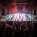 Pop-Kultur Berlin 2026 – volle Konzerthalle mit Publikum und rotem Bühnenlicht, KI-generierte Illustration