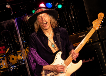 Randy Hansen live im Quasimodo Berlin mit weißer E-Gitarre bei seiner Jimi-Hendrix-Tribute-Show