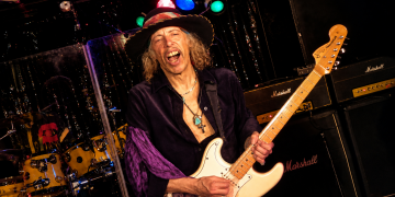 Randy Hansen live im Quasimodo Berlin mit weißer E-Gitarre bei seiner Jimi-Hendrix-Tribute-Show