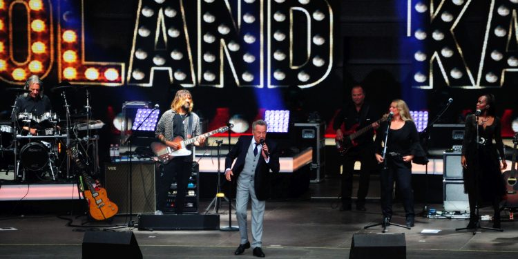 Roland Kaiser bei einem Konzert mit seiner Liveband auf der Bühne