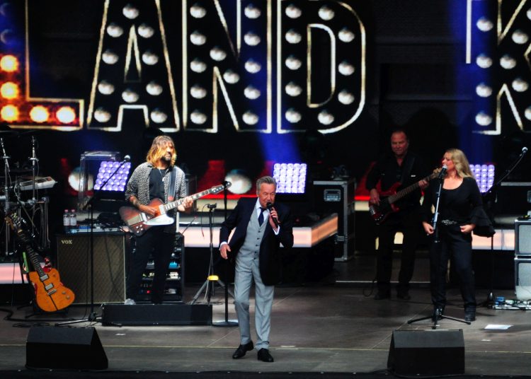 Roland Kaiser bei einem Konzert mit seiner Liveband auf der Bühne