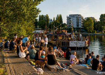 Rummel auf der Bucht 2026 am Kulturhafen Rummelsburger Bucht mit Besuchern, Booten und schwimmenden Kulturflächen