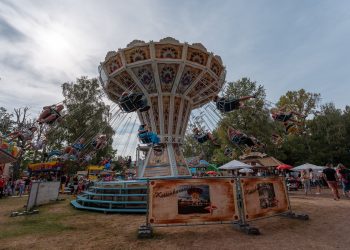 Kettenkarussell mit Besuchern auf einem Berliner Volksfest beim Schollenfest 2026 am Waidmannsluster Damm