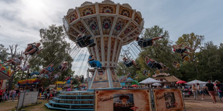 Kettenkarussell mit Besuchern auf einem Berliner Volksfest beim Schollenfest 2026 am Waidmannsluster Damm