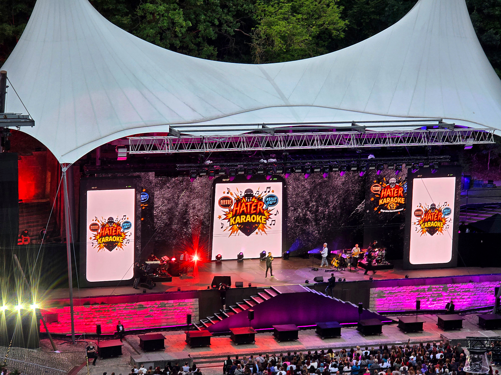 Voll besetzte Waldbühne Berlin bei der Jubiläumsshow von Sebastian Fitzek 2026