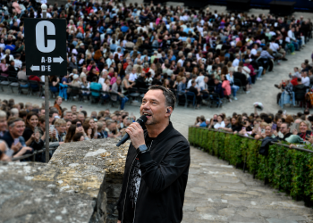 Sebastian Fitzek mitten im Publikum der Waldbühne Berlin bei seiner Jubiläumsshow 2026