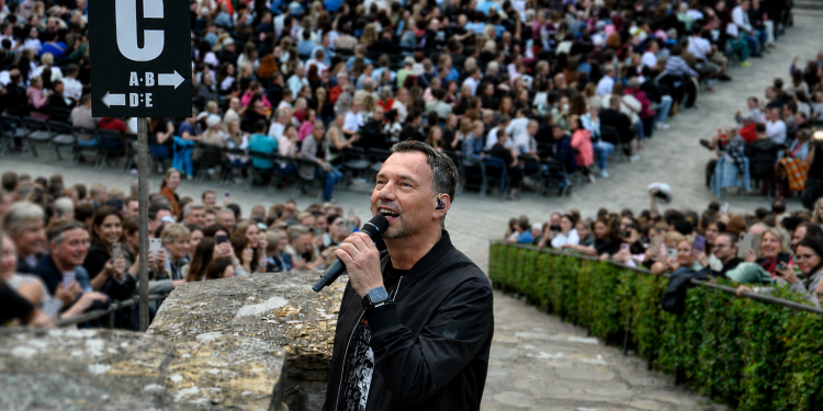 Sebastian Fitzek mitten im Publikum der Waldbühne Berlin bei seiner Jubiläumsshow 2026