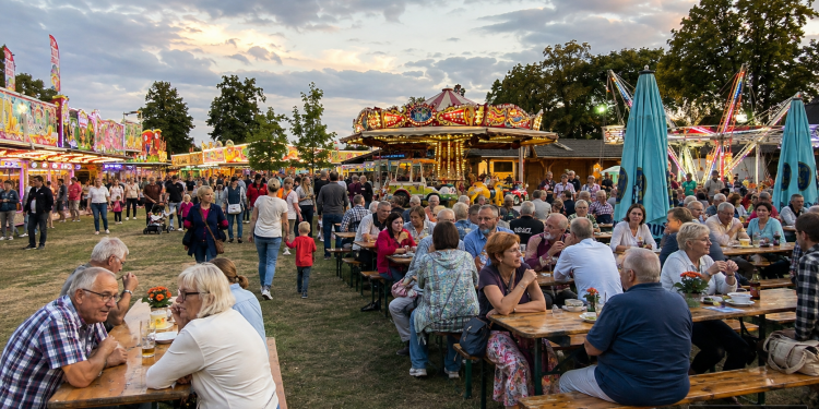 Siedlerfest Marienfelde 2026 mit Rummel, Fahrgeschäften, Bierbänken und zahlreichen Besuchern