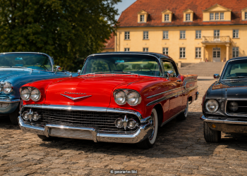 Klassische amerikanische Oldtimer vor Schloss Diedersdorf als Motiv zu den US Car Classics 2026