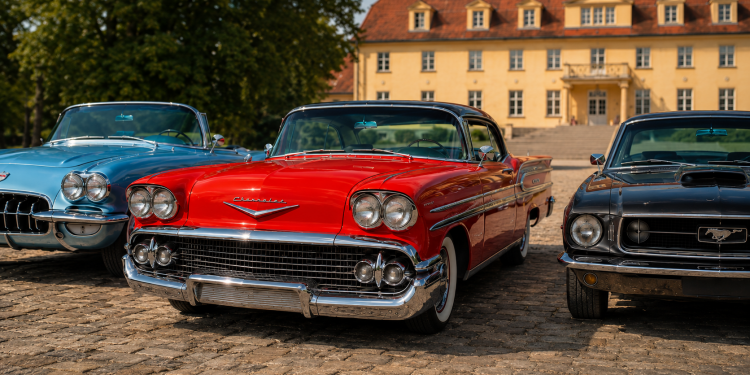 Klassische amerikanische Oldtimer vor Schloss Diedersdorf als Motiv zu den US Car Classics 2026