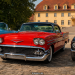 Klassische amerikanische Oldtimer vor Schloss Diedersdorf als Motiv zu den US Car Classics 2026