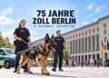 KI-generierte Illustration zu 75 Jahre Zoll Berlin 2026 mit Zoll-Diensthund, Einsatzbeamten und Zollfahrzeug vor dem Bundesfinanzministerium