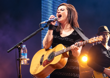 Amy Macdonald live mit Akustikgitarre bei einem Konzert