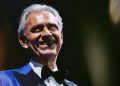 Andrea Bocelli auf der Bühne während eines Konzerts