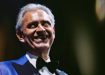 Andrea Bocelli auf der Bühne während eines Konzerts