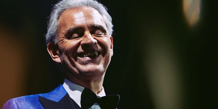 Andrea Bocelli auf der Bühne während eines Konzerts