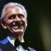Andrea Bocelli auf der Bühne während eines Konzerts