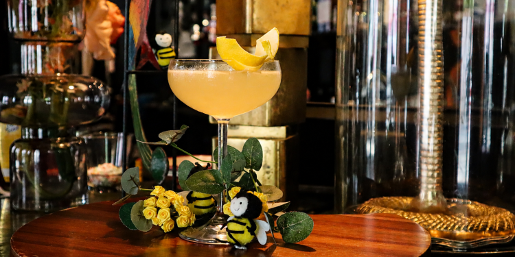 The Gilded Bee Cocktail der AMANO Bar zur Berlin Cocktail Week 2026
