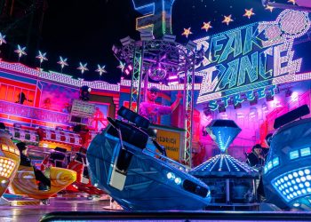 Break Dance auf dem Berliner Herbstrummel 2026 am Zentralen Festplatz bei Nacht