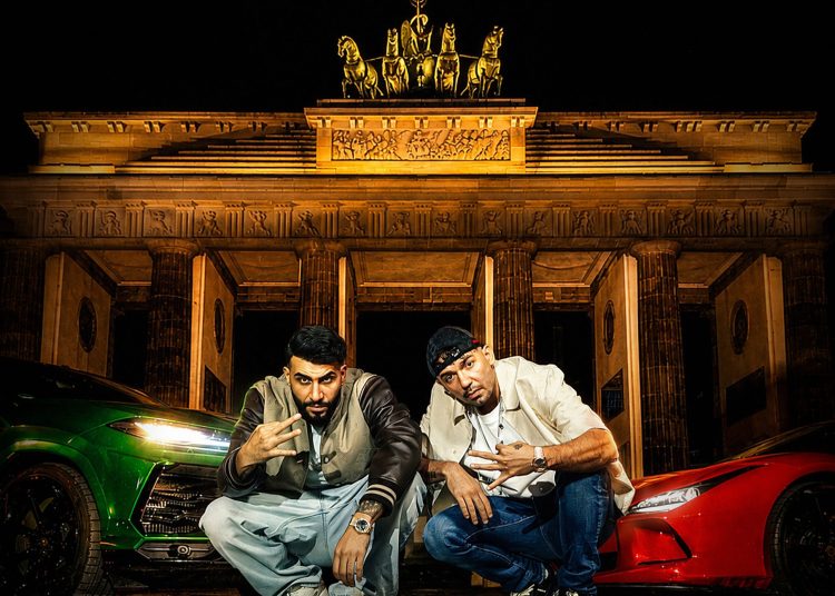Capital Bra und Samra zur Berlin lebt 3 Tour 2027 vor dem Brandenburger Tor