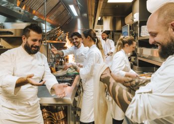 Küchenteam von Circolo Popolare bei der Arbeit in einer Restaurantküche