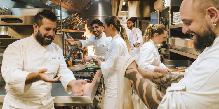 Küchenteam von Circolo Popolare bei der Arbeit in einer Restaurantküche