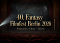 Fantasy Filmfest Berlin 2026 mit dunklem Kinosaal, rotem Vorhang, Projektorlicht und Horror- sowie Sci-Fi-Silhouetten