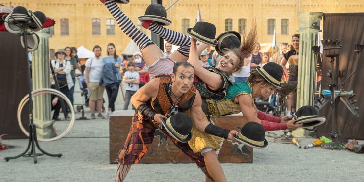 Akrobaten der Flugträumer beim Gauklerfest auf der Zitadelle Spandau