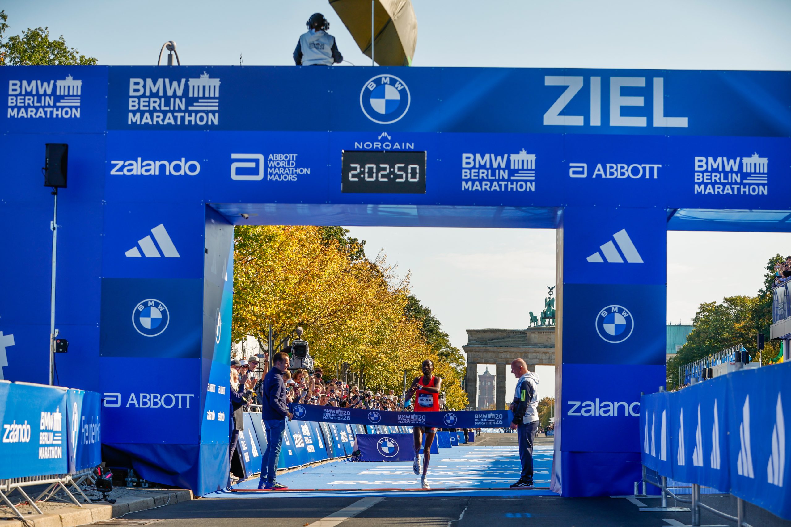 Guye Adola beim Zieleinlauf des Berlin Marathon 2026 mit Siegerzeit von 2:02:50 Stunden