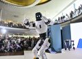 Humanoider Roboter auf der IFA Berlin 2026 vor Messebesuchern