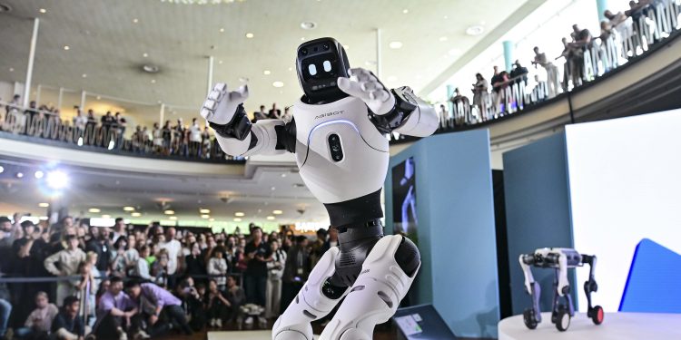 Humanoider Roboter auf der IFA Berlin 2026 vor Messebesuchern