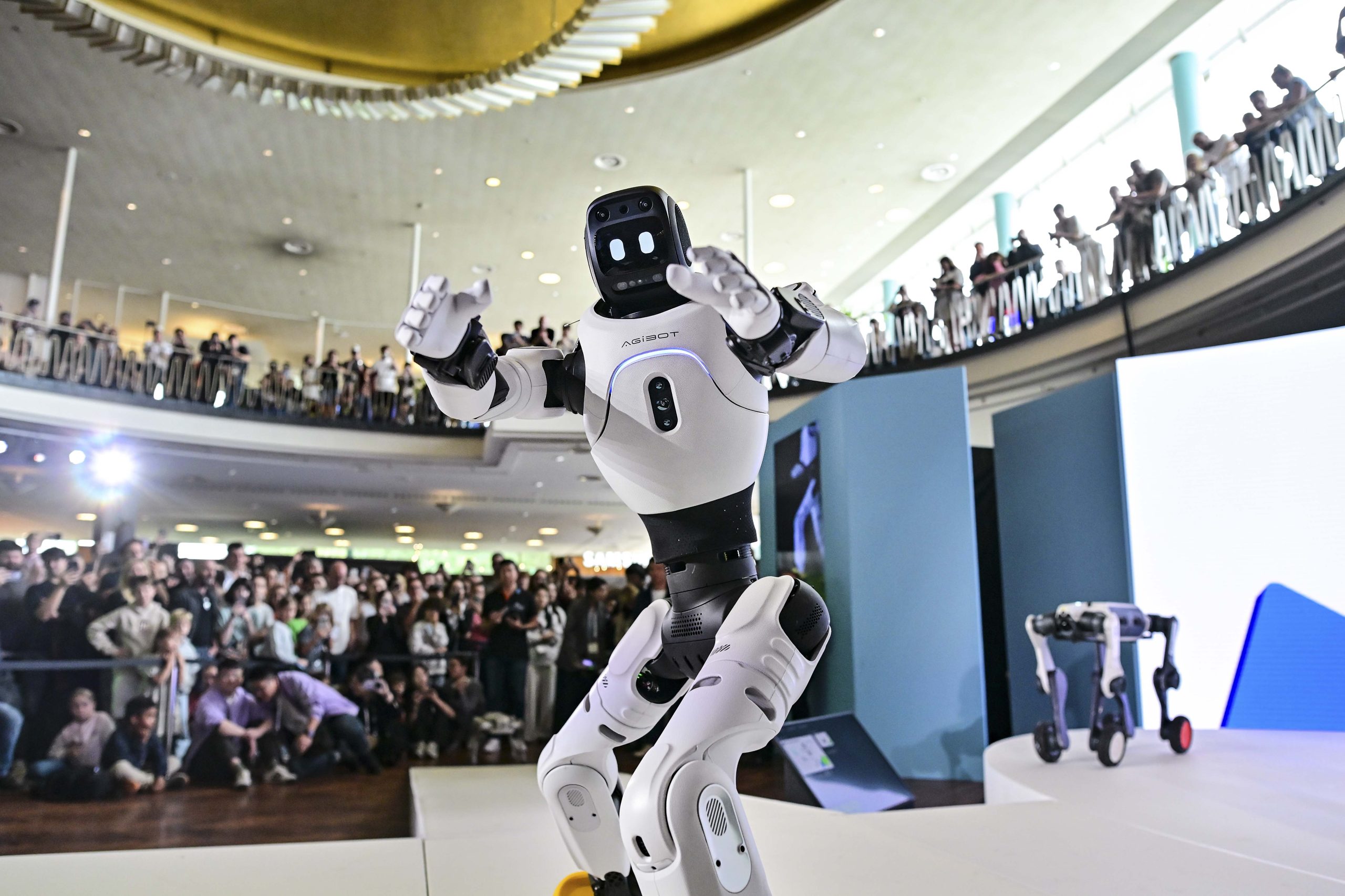 Humanoider Roboter auf der IFA Berlin 2026 vor Messebesuchern