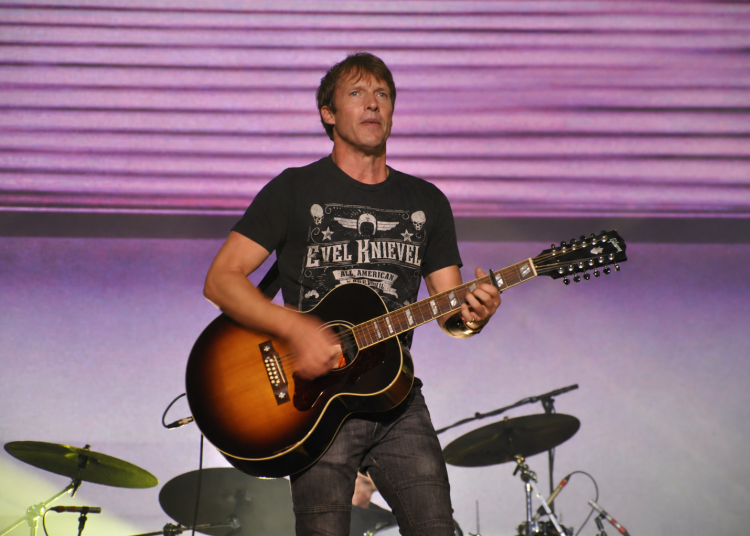 James Blunt live mit Gitarre auf der Bühne vor seinem Konzert in Berlin 2027