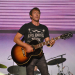 James Blunt live mit Gitarre auf der Bühne vor seinem Konzert in Berlin 2027