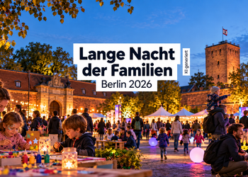 KI-Illustration zur Langen Nacht der Familien 2026 in Berlin mit Familien bei einem abendlichen Mitmachprogramm