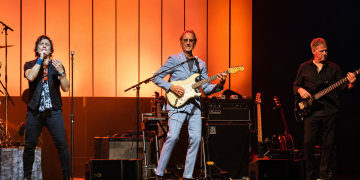 Mike + The Mechanics live im Tempodrom Berlin bei einem Konzert mit Mike Rutherford auf der Bühne