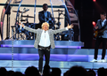 Rod Stewart live auf der Bühne bei einem Konzert in Berlin