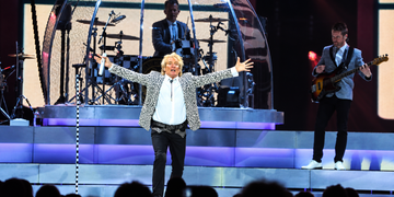 Rod Stewart live auf der Bühne bei einem Konzert in Berlin