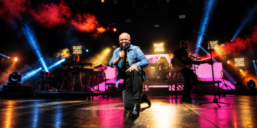Simple Minds live auf der Bühne vor dem Konzert 2027 in der Uber Arena Berlin