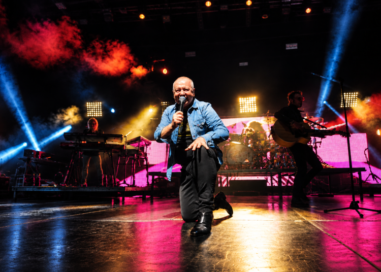 Simple Minds live auf der Bühne vor dem Konzert 2027 in der Uber Arena Berlin