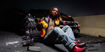 Swae Lee vor einem beschädigten Auto – Pressefoto zum Berlin-Konzert 2026 im Astra Kulturhaus
