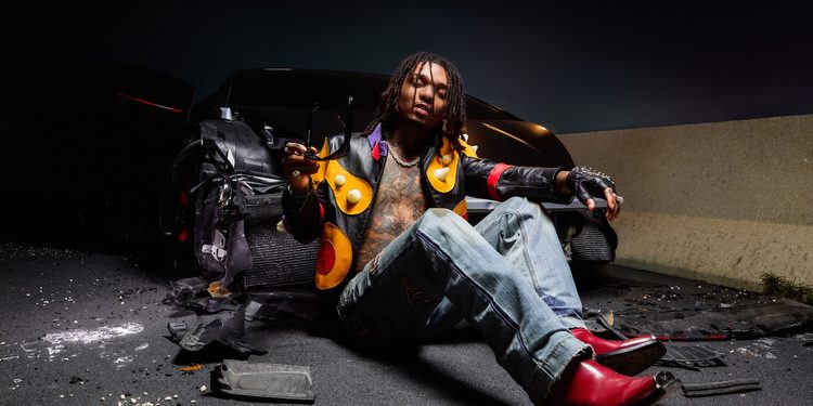 Swae Lee vor einem beschädigten Auto – Pressefoto zum Berlin-Konzert 2026 im Astra Kulturhaus