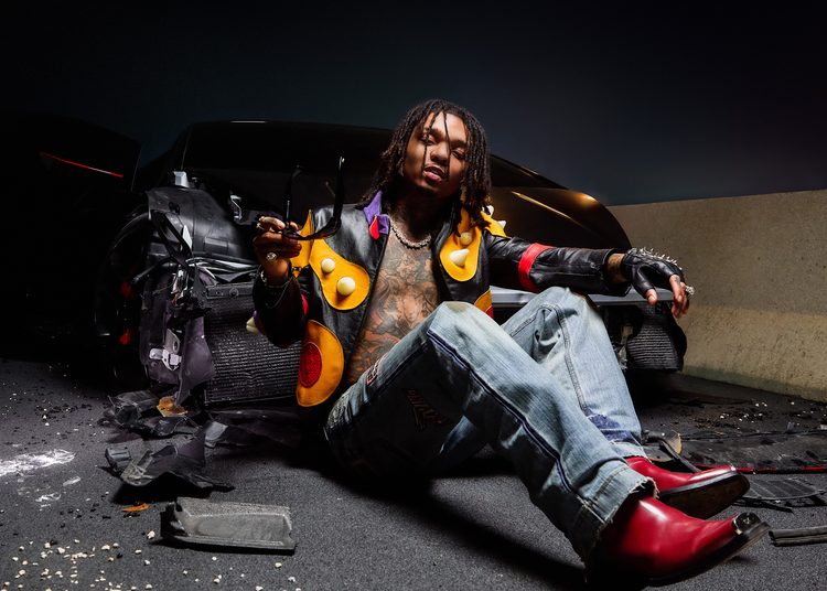 Swae Lee vor einem beschädigten Auto – Pressefoto zum Berlin-Konzert 2026 im Astra Kulturhaus